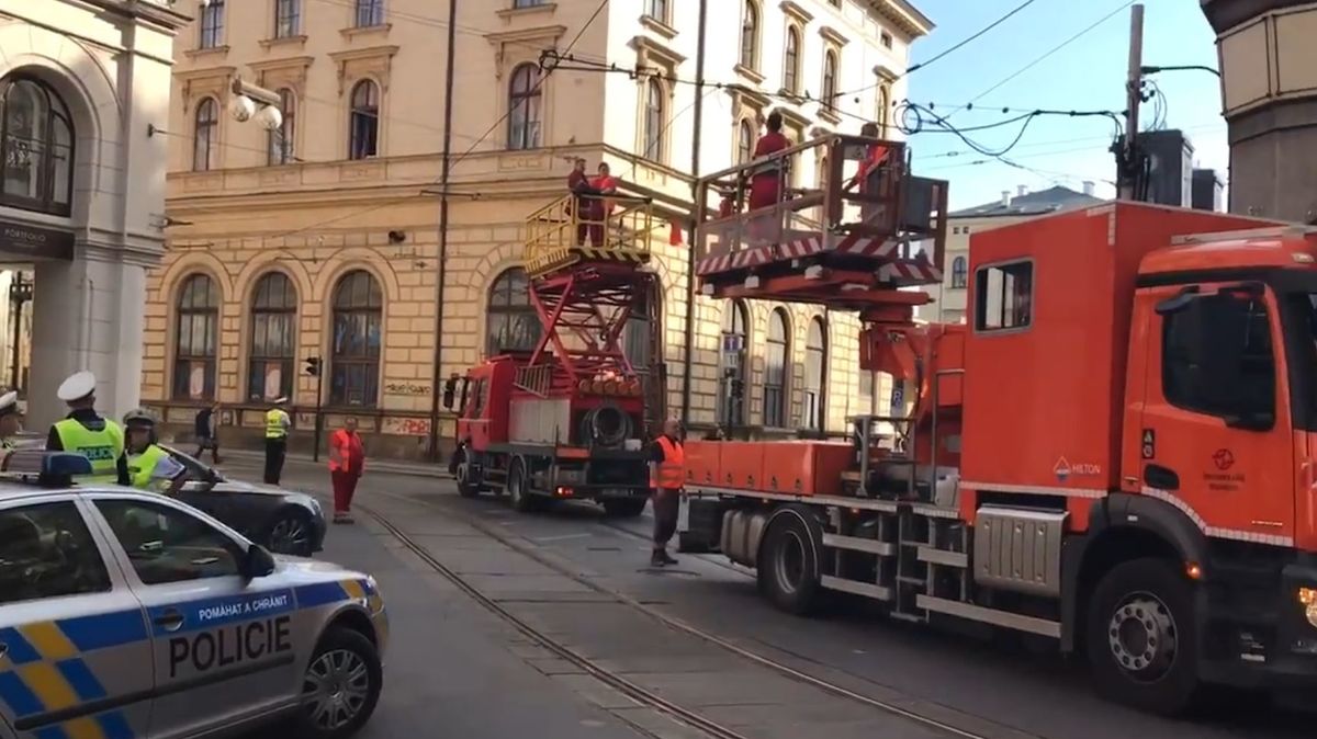 Kamion v Praze poškodil trolejové vedení, dvě linky tramvají jezdí odklonem